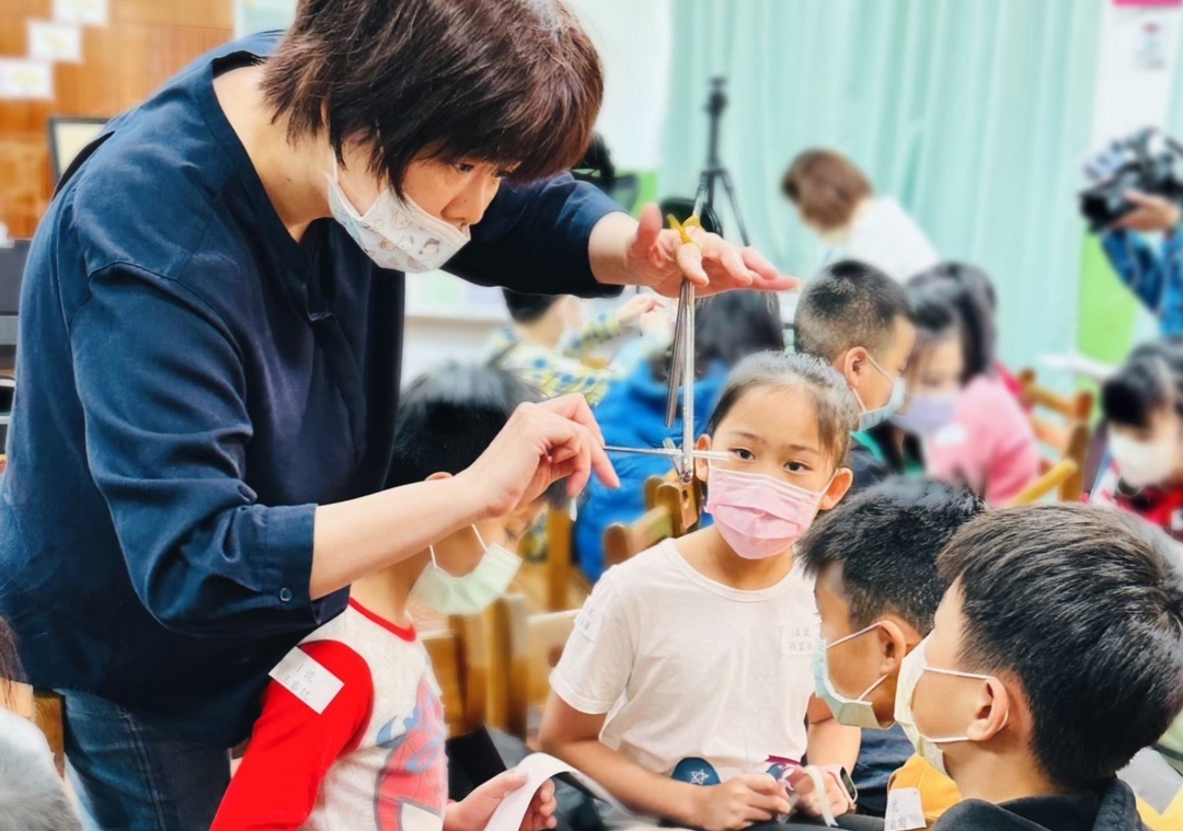 孩子專注神情讓我們知道，即使是簡單的三角鐵，亦需掌握正確演奏法